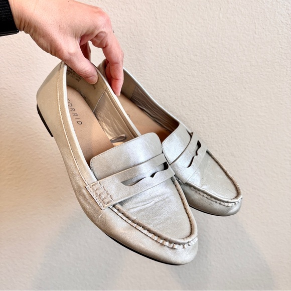Minimalist Metallic Penny Loafers Torrid Silver Leather Flats Wide 8.5WW A19 - Picture 2 of 10